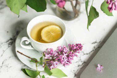 fincan çay ve leylak bilgisayar yanında