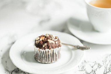 Muz ve çay ile çikolatalı kek