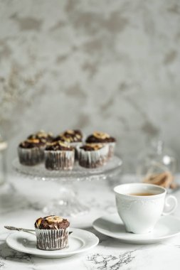 Muz ve çay ile çikolatalı kek