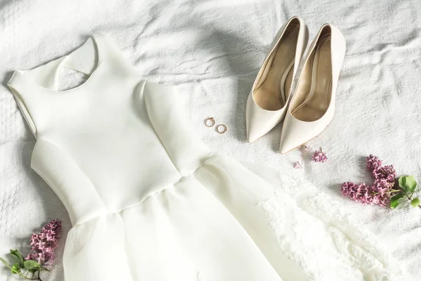 Свадебное изображение невесты: платье, обувь и кольца — стоковое фото