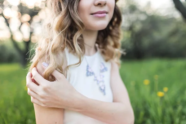 Retrato de una hermosa chica en el jardín — Foto de Stock