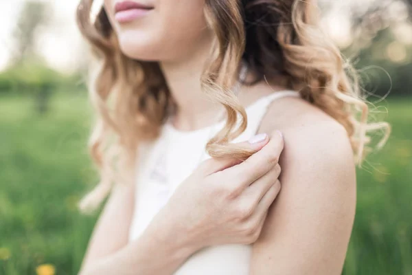 Portrait of a beautiful girl in the garden — Stock Photo, Image