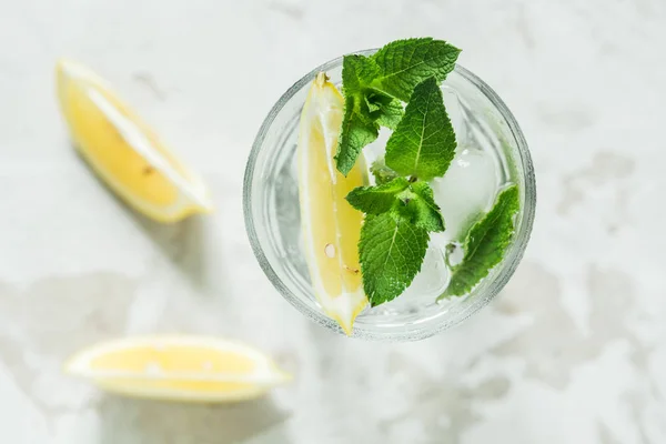 Стакан воды с мятой и лимоном — стоковое фото