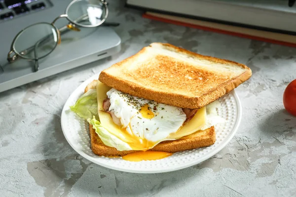 Snack en el trabajo o en la escuela, sándwich con escalfado — Foto de Stock