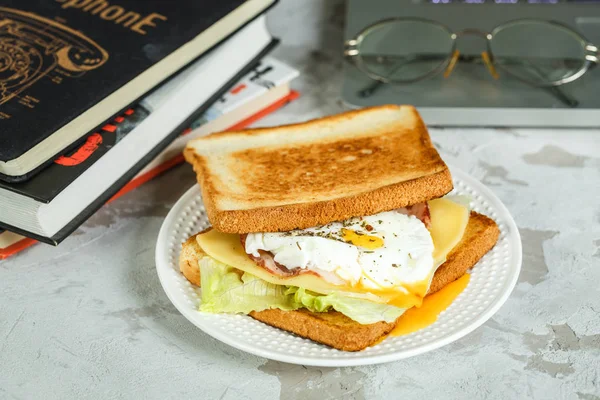 Snack op werk of school, sandwich met gepocheerde — Stockfoto