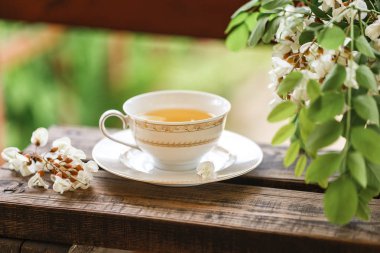 Bir fincan çay ve bir daire verandada