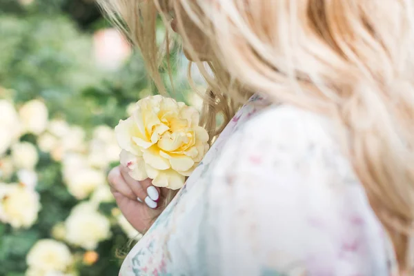 Mujer joven con rosas amarillas — Foto de Stock