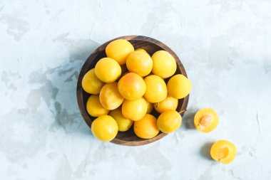 Bir kase taze sarı Kiraz eriği