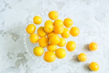 Bir kase taze sarı Kiraz eriği