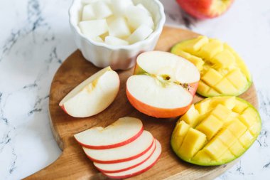 Tatlı meyveler: elma, mango ve kavun