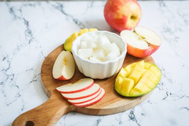 Tatlı meyveler: elma, mango ve kavun