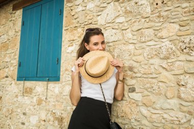 Kıbrıs'taki bir tuğla evindeki şapkalı kız