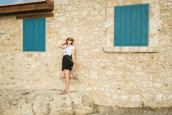 Chica con un sombrero en una casa de ladrillo en Cyprus — Foto de Stock