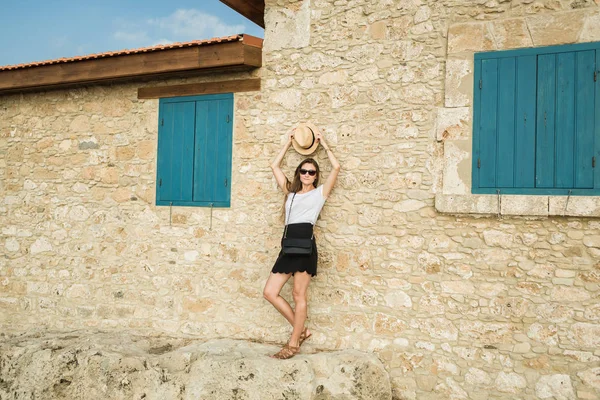 Chica con un sombrero en una casa de ladrillo en Cyprus — Foto de Stock