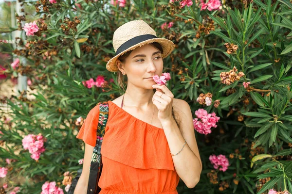 Kıbrıs pembe çiçekler, Şapkalı Kız