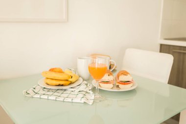 sandviç ve meyve suyu Kahvaltı