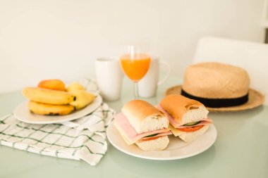 sandviç ve meyve suyu Kahvaltı