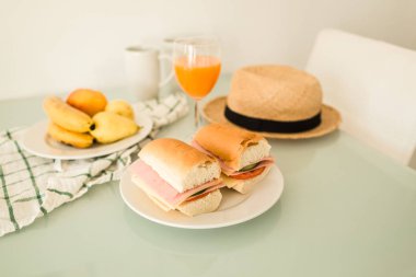 sandviç ve meyve suyu Kahvaltı