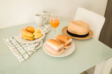 sandviç ve meyve suyu Kahvaltı