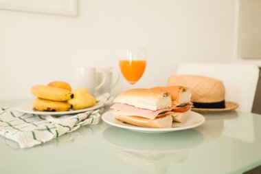 sandviç ve meyve suyu Kahvaltı