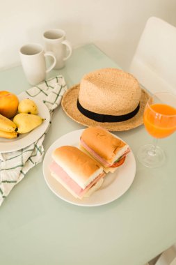 sandviç ve meyve suyu Kahvaltı