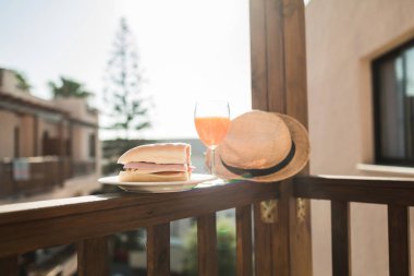 Lezzetli sandviç ve meyve suyu Kahvaltı