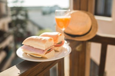 Lezzetli sandviç ve meyve suyu Kahvaltı