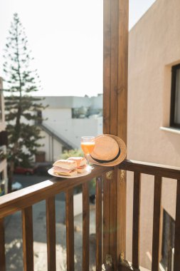 Lezzetli sandviç ve meyve suyu Kahvaltı