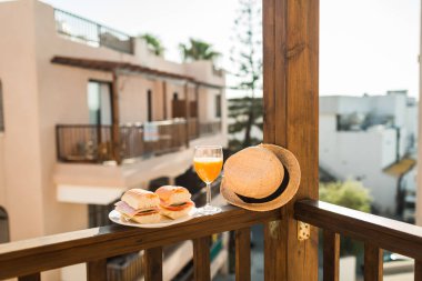 Lezzetli sandviç ve meyve suyu Kahvaltı