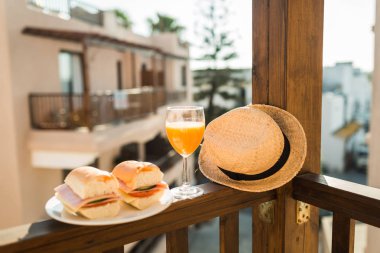 Lezzetli sandviç ve meyve suyu Kahvaltı