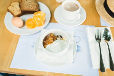 Sabah Kahvaltı, yoğurt, müsli yumurta