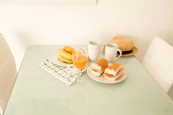 Sanduíche e suco de café da manhã — Fotografia de Stock