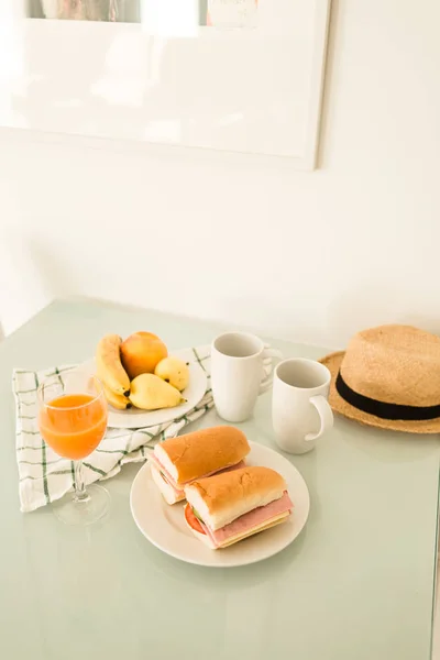 Sandwich and juice breakfast — Stock Photo, Image