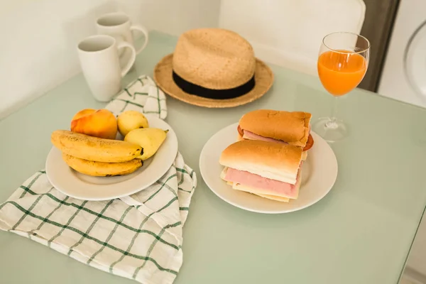 Sandwich dan jus sarapan — Stok Foto