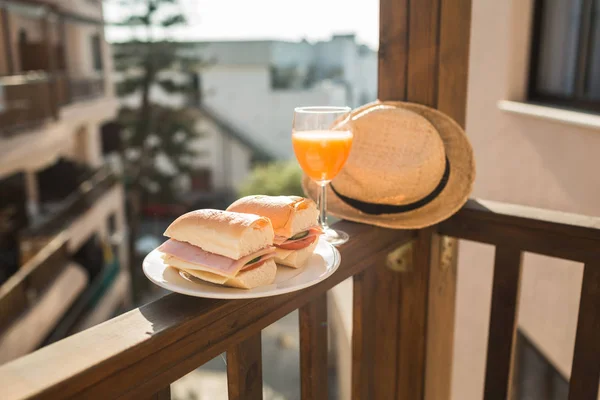 美味的三明治和果汁早餐 — 图库照片