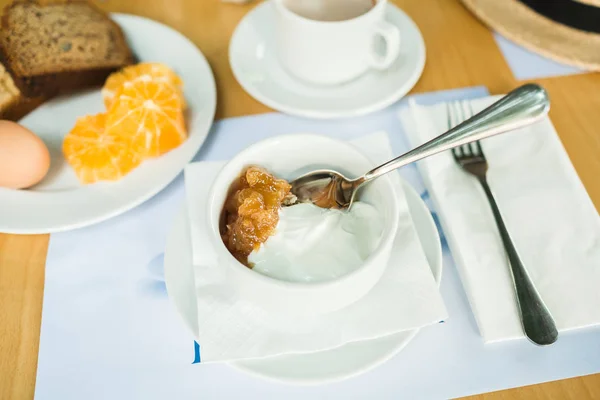 Frühstück, Müsli mit Joghurt, Eier — Stockfoto