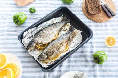 Fırında Alabalık ile limon, limon ve portakal