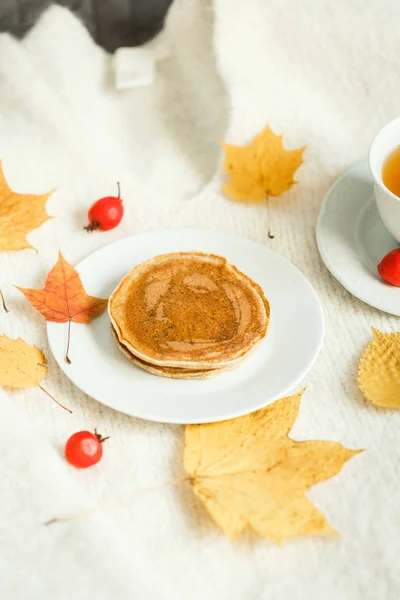 Herbststimmung, schwarzer Tee und Pfannkuchen — Stockfoto