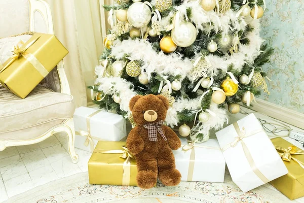 Décorations de Noël : sapin de Noël, jouets, cadeaux — Photo