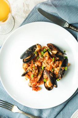 Deniz ürünleri ile öğle yemeği: midye domates ile