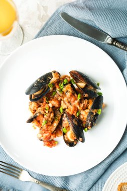 Deniz ürünleri ile öğle yemeği: midye domates ile