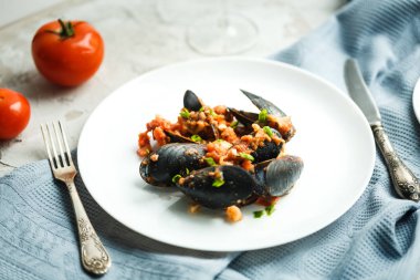 Deniz ürünleri ile öğle yemeği: midye domates ile