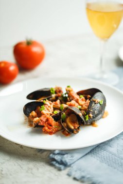 Deniz ürünleri ile öğle yemeği: midye domates ile