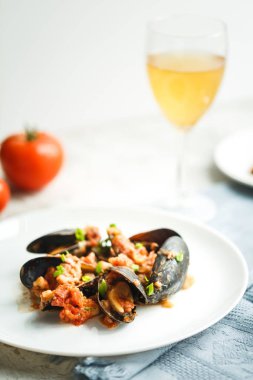 Deniz ürünleri ile öğle yemeği: midye domates ile