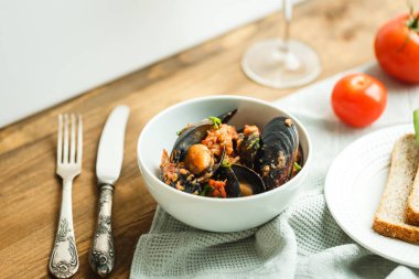 Deniz ürünleri ile öğle yemeği: midye domates ile