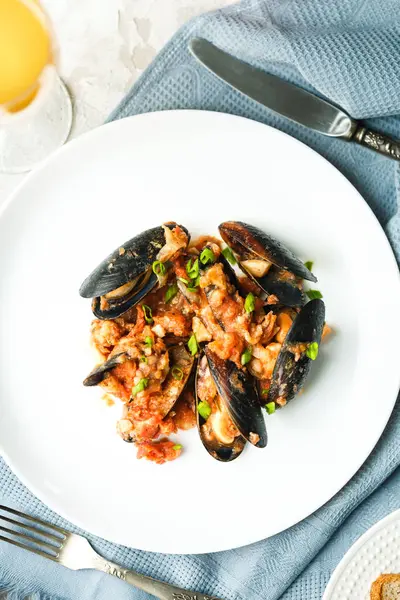 Deniz ürünleri ile öğle yemeği: midye domates ile