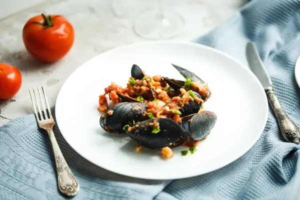 Deniz ürünleri ile öğle yemeği: midye domates ile