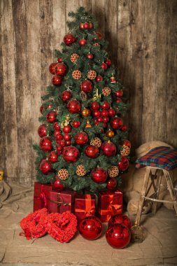 Noel süslemeleri: Noel ağacı ve hediyeler