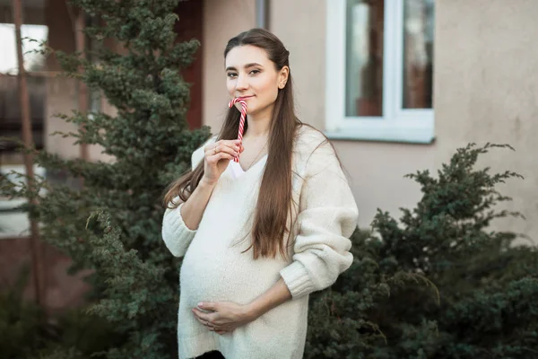 Femeie gravidă în afara orașului în natură — Fotografie, imagine de stoc