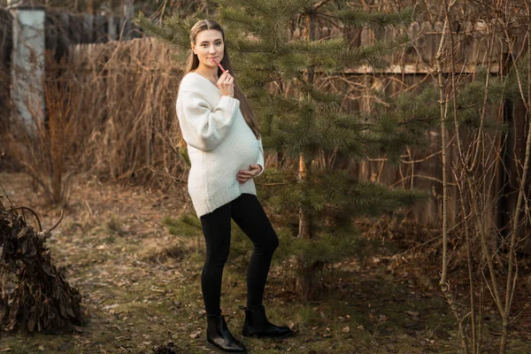 Femeie gravidă în afara orașului în natură — Fotografie, imagine de stoc